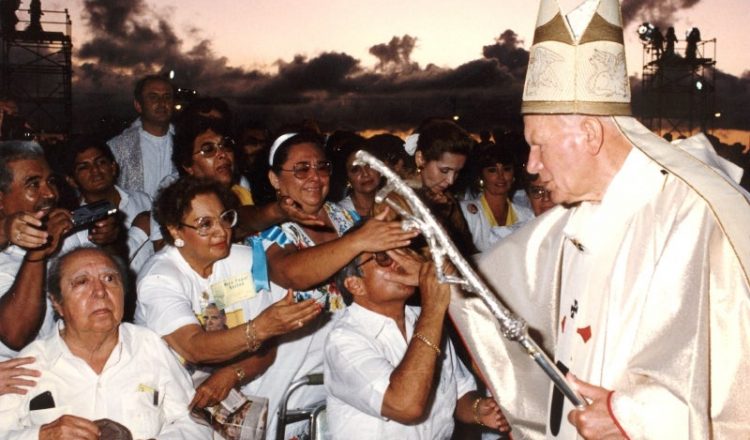 Juan Pablo II, un santo de carne y hueso en la Tierra